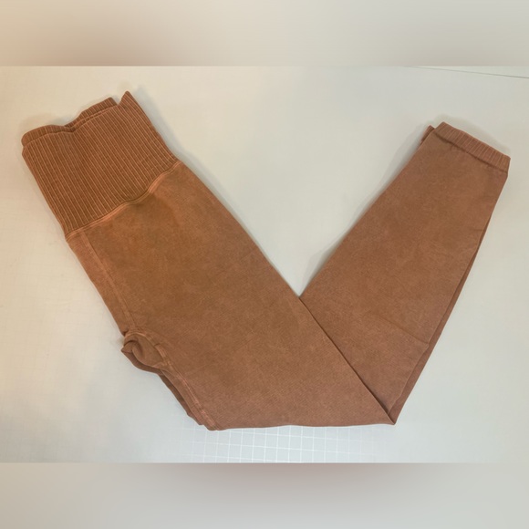 Free People NWOT Movement High Rise 7/8 Length Good Karma Legging Desert Dune - Picture 6 of 11